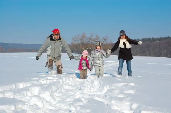 Счастливые Семейные Прогулки Зимой Развлечения Игры Снегом Улице Праздничные Выходные — стоковое фото