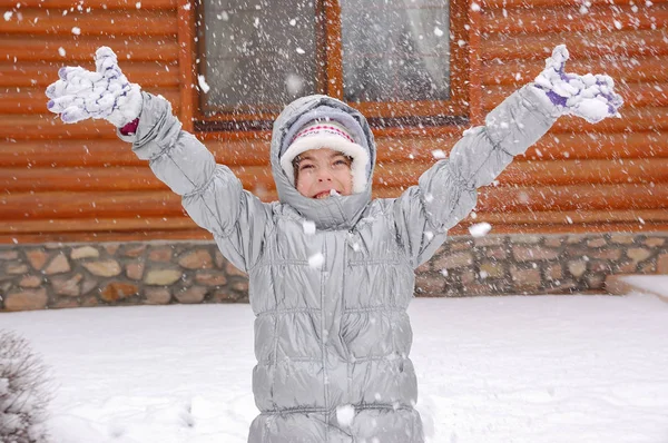 Criança Feliz Brincando Com Neve Livre Jogos Inverno Férias Casa — Fotografia de Stock