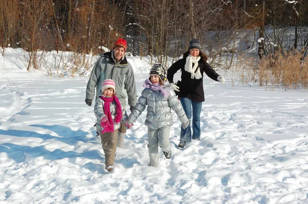 Gelukkige Familie Wandelingen Winter Met Plezier Met Sneeuw Buiten Spelen — Stockfoto