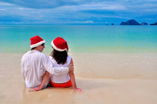 Šťastný Pár Santa Klobouky Relaxační Tropické Písečné Pláži Moře Vánoce — Stock fotografie