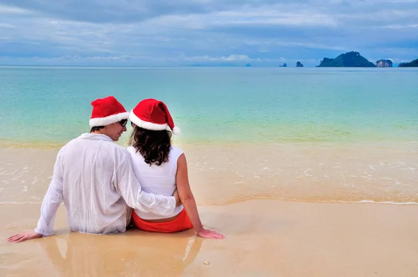 Happy Couple Santa Hats Relaxing Tropical Sandy Beach Sea Christmas — Stock Photo, Image