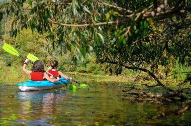 Aile Kayak, anne ve çocuk nehir Kano turu, etkin sonbahar hafta sonu ve tatil, spor ve fitness kavramı içinde kayık kürek çekmeye