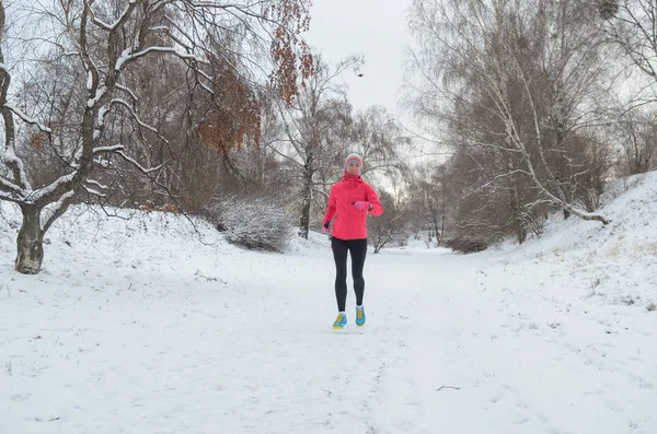 Carrera Invierno Parque Corredor Mujer Activa Feliz Corriendo Nieve Deporte —  Fotos de Stock