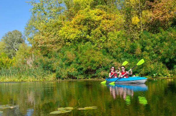 Familien Kajak Mutter Kind Paddeln Kajak Auf Flusskanutour Aktives Herbstwochenende — Stockfoto