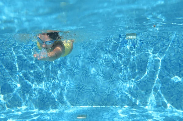 Dívka Plave Bazénu Pod Vodou Šťastný Aktivní Teenager Ponory Zábavu — Stock fotografie