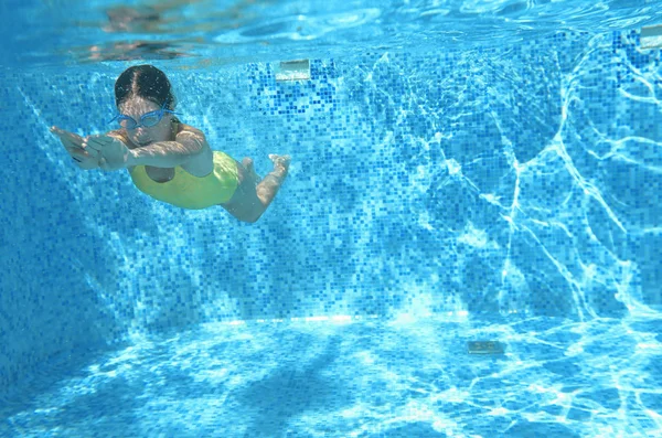 Lány Úszik Medence Víz Alatti Boldog Aktív Tinédzser Merülések Szórakoztató — Stock Fotó