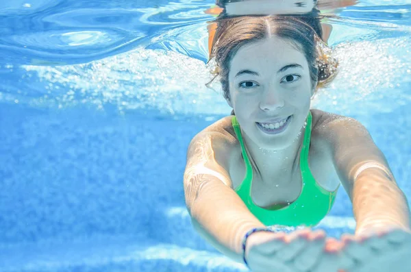 Chica Nada Piscina Bajo Agua Buceos Adolescentes Activos Felices Divierte —  Fotos de Stock