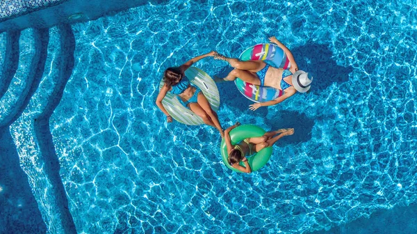 Ailesinin Yüzme Havuzu yukarıdan, mutlu anne ve çocuklar hava üstten görünüm şişme halka çörek üzerinde yüzmek ve su ailecek tatile eğlenmek