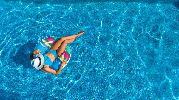 Vue Aérienne Belle Fille Dans Piscine Haut Détendre Nager Sur — Photo