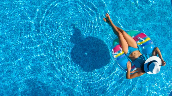 Vue Aérienne Belle Fille Dans Piscine Haut Détendre Nager Sur — Photo