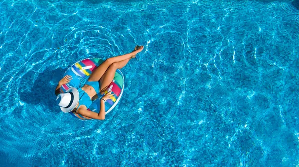 Vue Aérienne Belle Fille Dans Piscine Haut Détendre Nager Sur — Photo