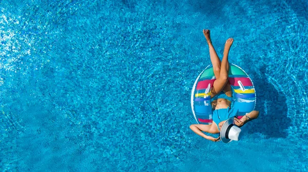 Hava Üstten Görünüm Güzel Kızın Yukarıdan Yüzme Havuzunda Yüzme Şişme — Stok fotoğraf