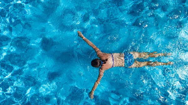 Vista Aérea Superior Mulher Água Piscina Cima Conceito Férias Tropicais — Fotografia de Stock