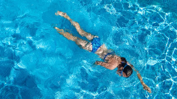 Luftaufnahme Einer Frau Schwimmbadwasser Von Oben Tropisches Urlaubskonzept — Stockfoto