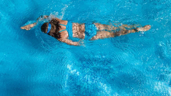 Luftaufnahme Von Mädchen Schwimmbadwasser Von Oben Tropisches Urlaubskonzept — Stockfoto