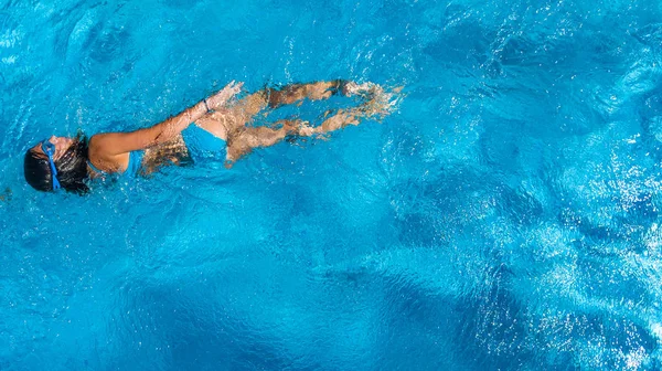 Vista Aerea Dall Alto Della Ragazza Piscina Acqua Dall Alto — Foto Stock