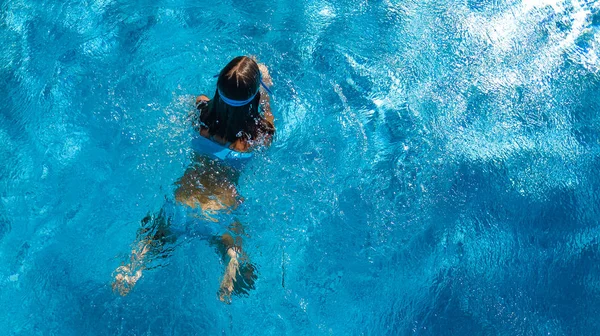 Luftaufnahme Von Mädchen Schwimmbadwasser Von Oben Tropisches Urlaubskonzept — Stockfoto