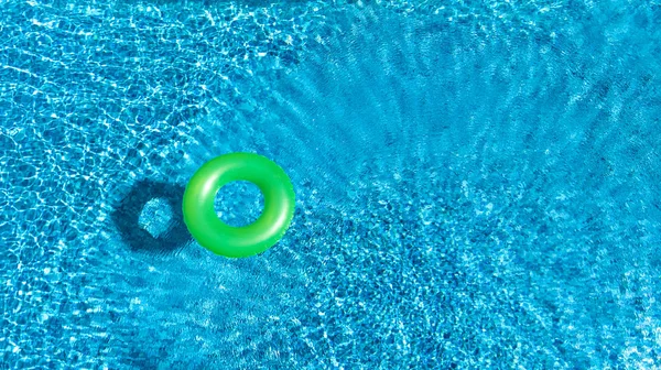 Vista Aérea Brinquedo Inflável Colorido Donut Anel Água Piscina Cima — Fotografia de Stock