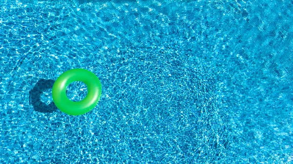 Luchtfoto Van Kleurrijke Opblaasbare Ring Donut Speelgoed Zwembadwater Familie Vakantie — Stockfoto