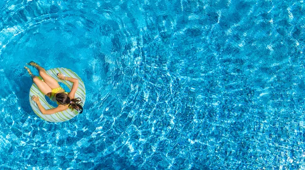 Letecký Pohled Dívku Bazénu Shora Kid Plavat Nafukovací Prstenec Kobliha — Stock fotografie
