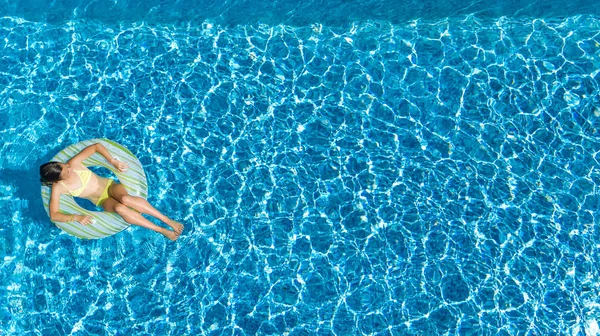 Vista Superior Aérea Niña Piscina Desde Arriba Niño Nada Rosquilla — Foto de Stock