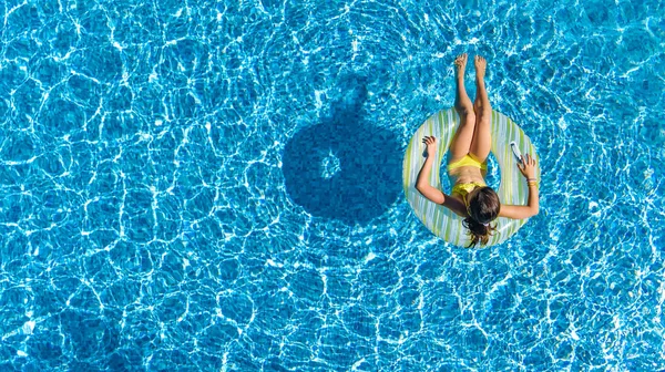 Luftaufnahme Von Mädchen Schwimmbad Von Oben Kind Schwimmt Auf Aufblasbarem — Stockfoto
