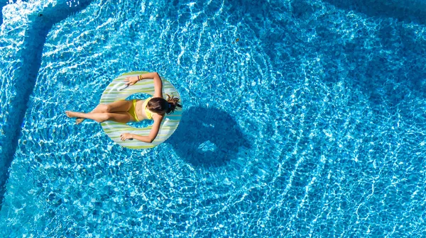 Vue Aérienne Dessus Fille Dans Piscine Haut Enfant Nage Sur — Photo