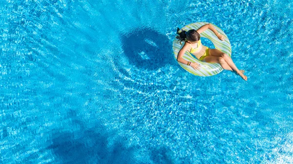 Havadan Görünümü Bir Kız Yukarıda Yüzme Havuzunda Yüzme Şişme Halka — Stok fotoğraf