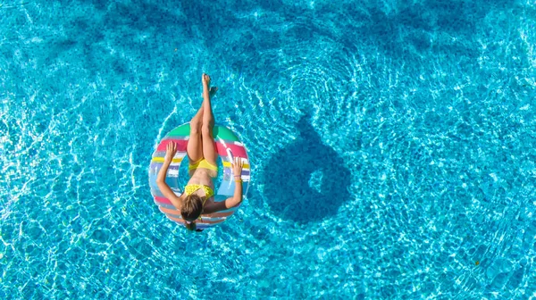 从上面的泳池鸟瞰女孩 孩子在充气环甜甜圈游泳 孩子在家庭度假的水乐趣 — 图库照片