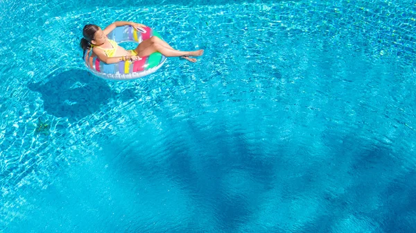 Vista Superior Aérea Niña Piscina Desde Arriba Niño Nada Rosquilla — Foto de Stock