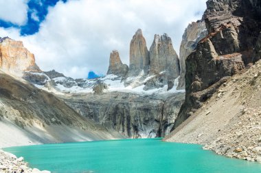 Güzel dağ gölü Milli Parkı Torres del Paine, Patagonia, Şili, Güney Amerika'nın peyzaj içinde