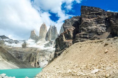 Güzel dağ gölü Milli Parkı Torres del Paine, Patagonia, Şili, Güney Amerika'nın peyzaj içinde