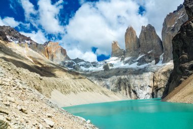 Güzel dağ gölü Milli Parkı Torres del Paine, Patagonia, Şili, Güney Amerika'nın peyzaj içinde