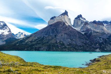 Pehoe Gölü ve Guernos Dağları güzel manzara, Torres del Paine Ulusal Parkı, Patagonya, Şili, Güney Amerika
