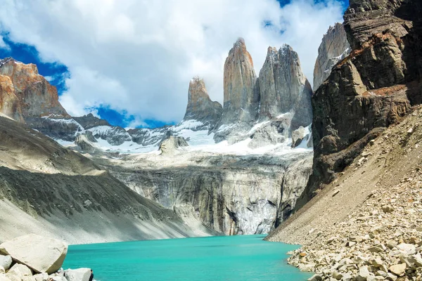 Güzel dağ gölü Milli Parkı Torres del Paine, Patagonia, Şili, Güney Amerika'nın peyzaj içinde
