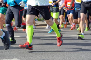 Maraton yarışı, birçok koşucular ayak road, spor, fitness ve sağlıklı yaşam konsepti üzerinde çalışan
