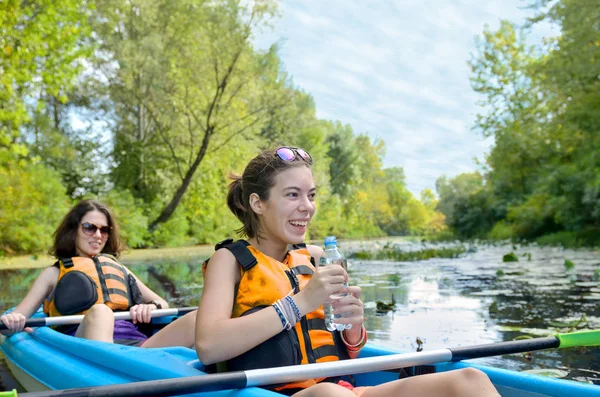 Rodzinne Spływy Kajakowe Matka Dziecko Brodzik Kajak Rzeka Kajak Tour — Zdjęcie stockowe