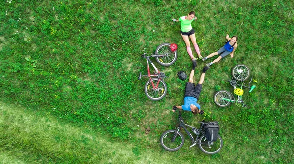 Familienradfahren Freien Luftaufnahme Von Oben Glückliche Aktive Eltern Mit Kind — Stockfoto