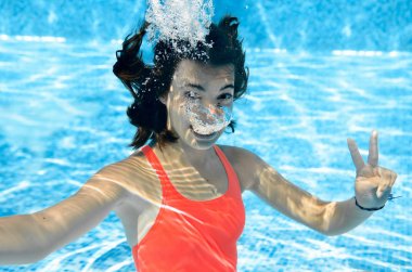 Yüzme havuzunda sualtı, aktif genç dalışlar ve aile tatil tatil eğlenir su, çocuk fitness ve spor altında mutlu kız yüzüyor