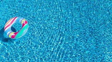 Renkli şişme halka çörek oyuncak Yüzme Havuzu su yukarıdan, Aile tatil holiday resort arka plan havadan görünümü
