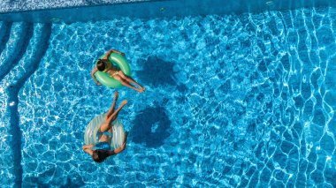 Hava üst yukarıdan, yüzme havuzunda çocukların mutlu çocuklar yüzmek şişme üzerinde çörek halka ve aile tatil tatil tatil eğlenmek suda görüntülemek