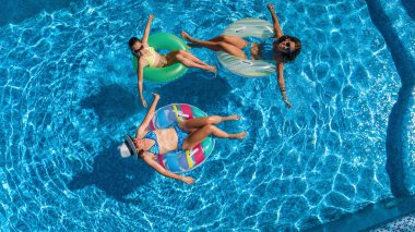 Hava üstten görünüm Yüzme Havuzu yukarıdan, mutlu anne ve çocuklar aile şişme halka çörek üzerinde yüzmek ve su aile tatil, tropikal tatil tatil eğlenmek