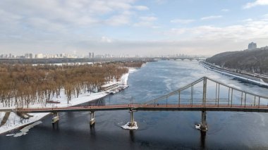 Kış ve Dnieper Nehri yukarıdan, yaya Park köprünün hava üstten görünüm kar Kiev cityscape, Kiev şehir manzarası, Ukrayna