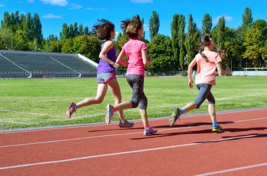 Aile spor ve fitness, mutlu anne ve stadyum üzerinde çalışan çocuklar açık havada, çocuk sağlıklı aktif yaşam tarzı kavramı takip