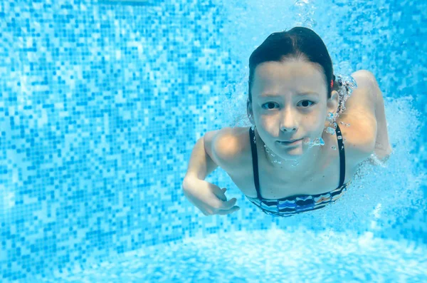 Criança Nada Piscina Subaquática Menina Ativa Feliz Mergulha Diverte Debaixo — Fotografia de Stock