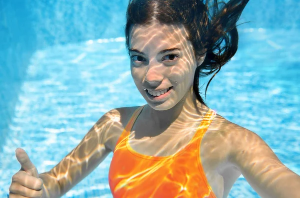 Dítě Plave Bazénu Pod Vodou Šťastný Aktivní Dospívající Dívka Ponory — Stock fotografie