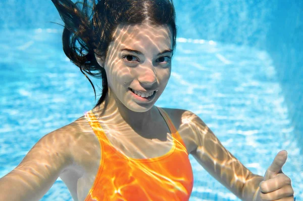 Kind Zwemt Zwembad Onderwater Gelukkig Actieve Tiener Meisje Duiken Heeft — Stockfoto
