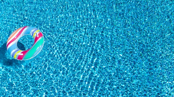 Luftaufnahme Von Bunten Aufblasbaren Ring Donut Spielzeug Schwimmbad Wasser Von — Stockfoto