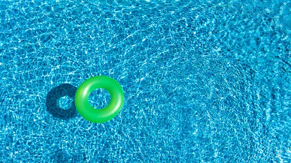 Vue Aérienne Jouet Gonflable Coloré Donut Anneau Dans Eau Piscine — Photo