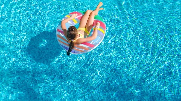 Luftaufnahme Des Kleinen Mädchens Schwimmbad Von Oben Kind Schwimmt Auf — Stockfoto